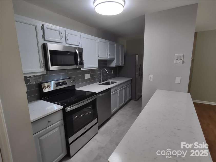 6106 Meadow Rose Lane, Charlotte, NC 28215.  MLS# CAR4217029, YatesRealty ID 537. Kitchen