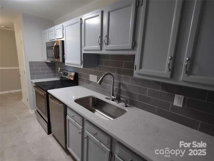 6106 Meadow Rose Lane, Charlotte, NC 28215.  MLS# CAR4217029, YatesRealty ID 537. Kitchen