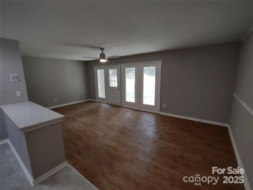 6106 Meadow Rose Lane, Charlotte, NC 28215.  MLS# CAR4217029, YatesRealty ID 537. Living Room