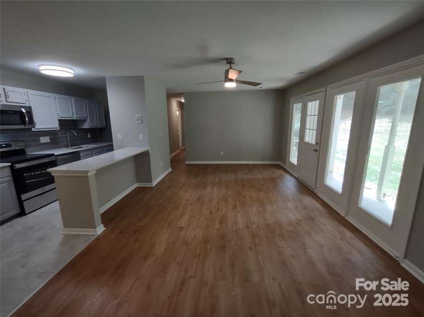 6106 Meadow Rose Lane, Charlotte, NC 28215.  MLS# CAR4217029, YatesRealty ID 537. Living Room
