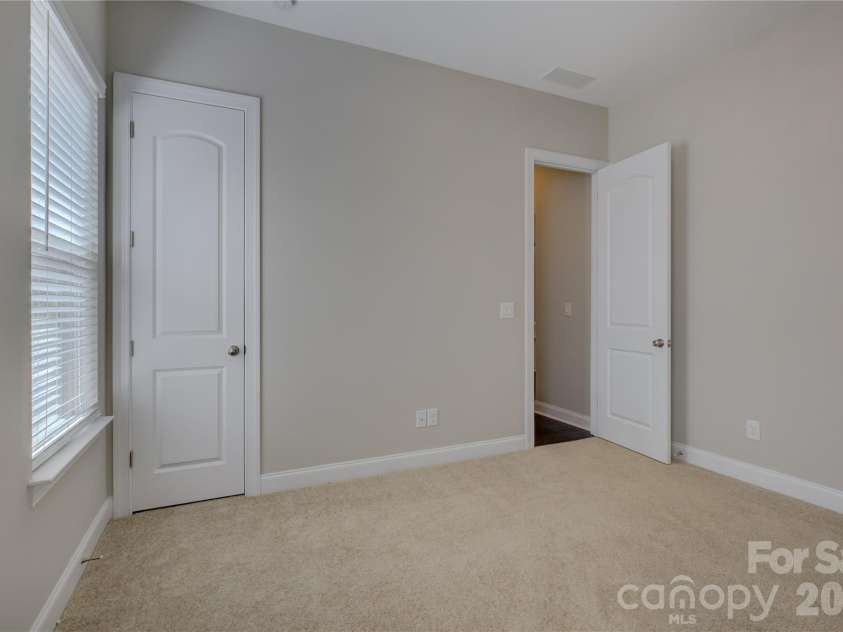 10025 St Kitts Landing Lane, Charlotte, NC 28278.  MLS# CAR4426225, YatesRealty ID 53722. 