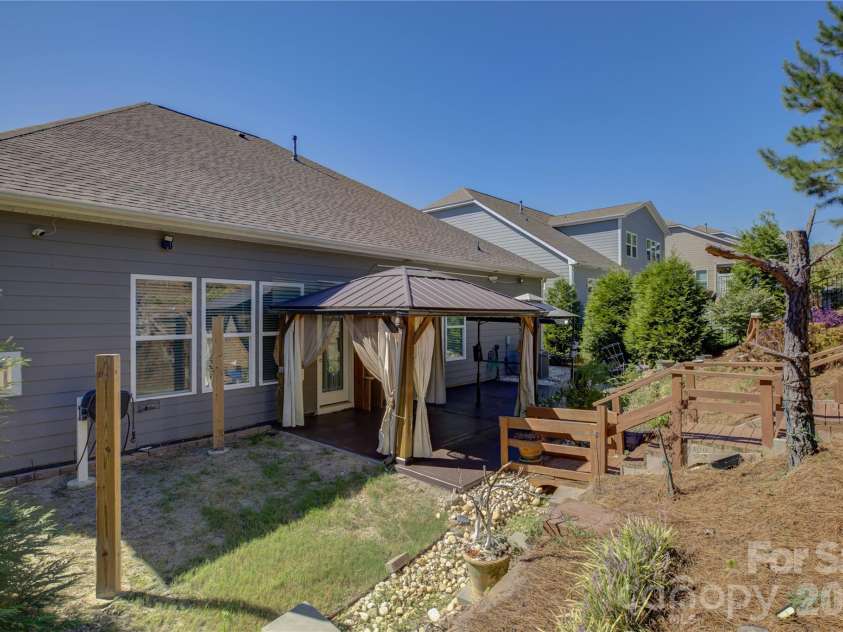10025 St Kitts Landing Lane, Charlotte, NC 28278.  MLS# CAR4426225, YatesRealty ID 53722. 