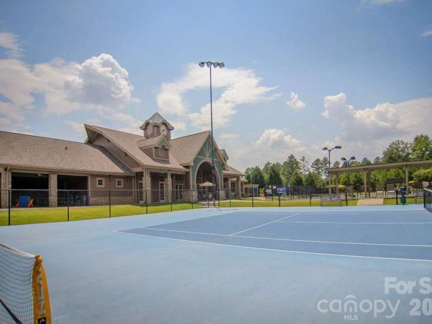 10025 St Kitts Landing Lane, Charlotte, NC 28278.  MLS# CAR4426225, YatesRealty ID 53722. 