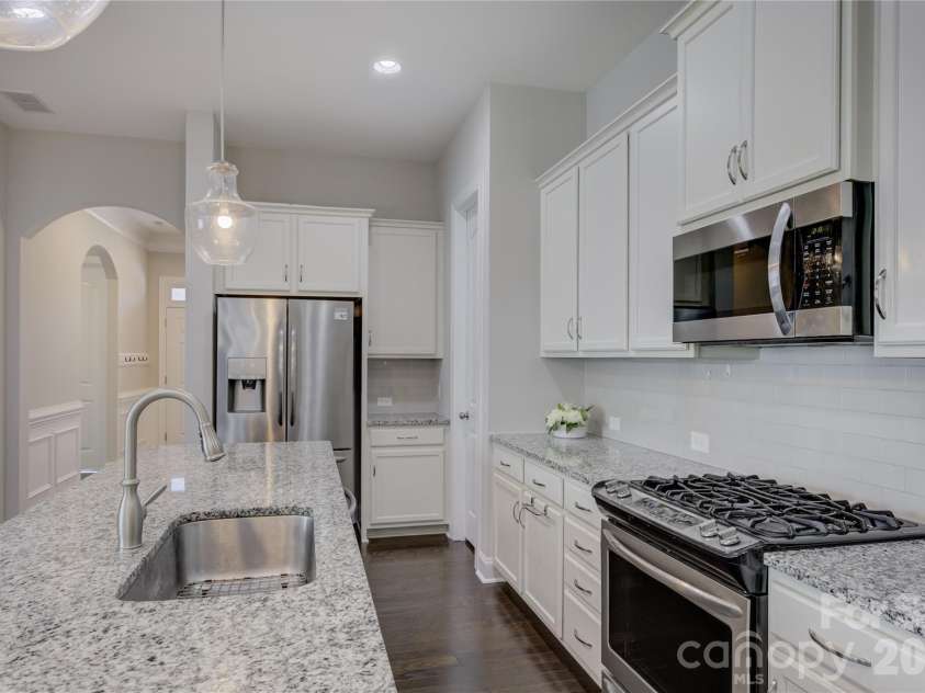 10025 St Kitts Landing Lane, Charlotte, NC 28278.  MLS# CAR4426225, YatesRealty ID 53722. Beautiful kitchen