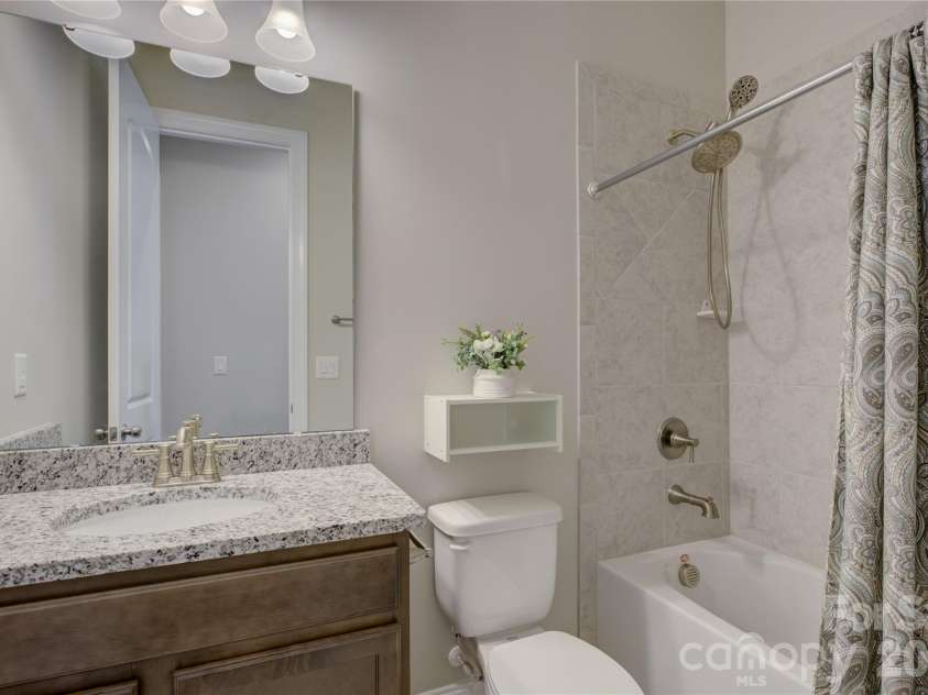 10025 St Kitts Landing Lane, Charlotte, NC 28278.  MLS# CAR4426225, YatesRealty ID 53722. Full bath