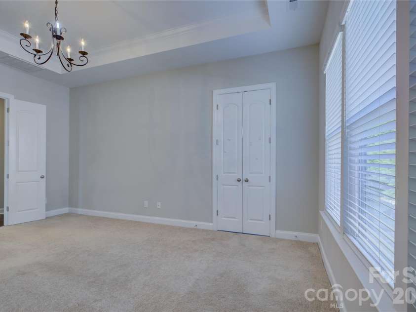 10025 St Kitts Landing Lane, Charlotte, NC 28278.  MLS# CAR4426225, YatesRealty ID 53722. Large primary suite