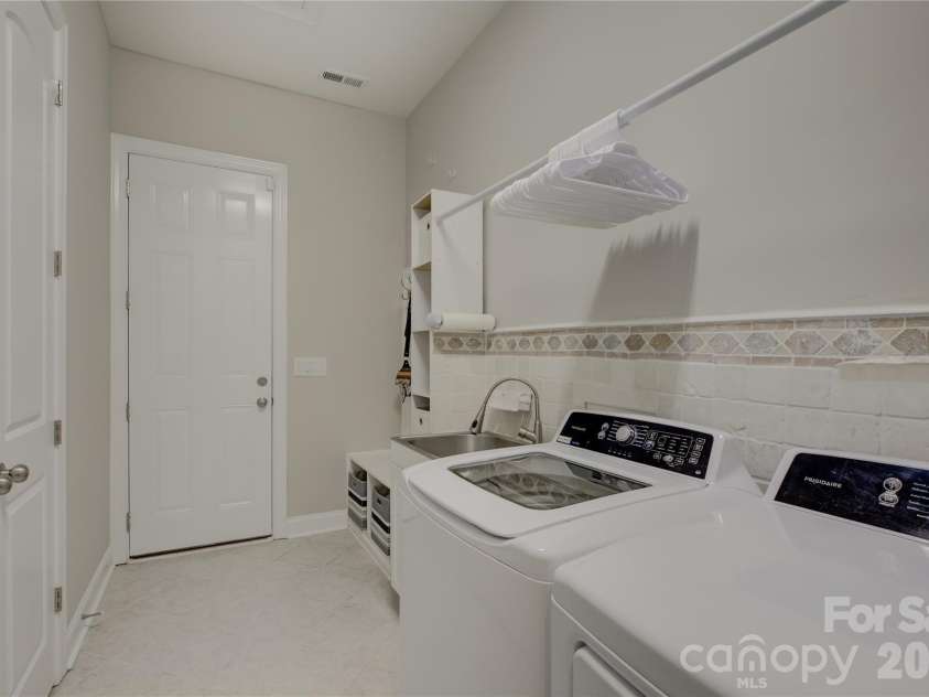 10025 St Kitts Landing Lane, Charlotte, NC 28278.  MLS# CAR4426225, YatesRealty ID 53722. Laundry room