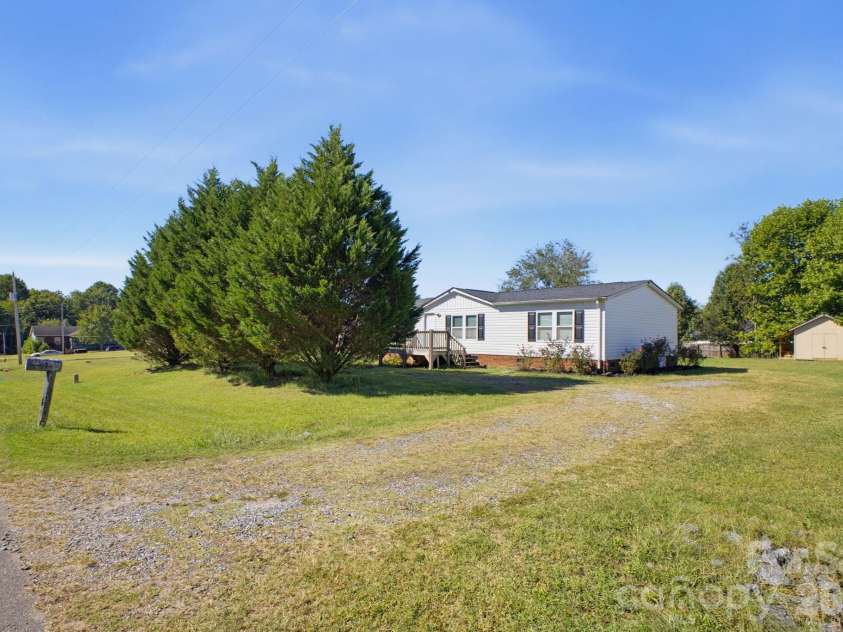 129 Titanium Drive, Statesville, NC 28625.  MLS# CAR4429081, YatesRealty ID 53723. 