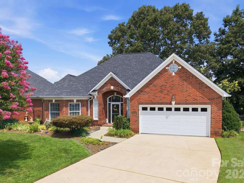 1511 Elkhart Circle, Gastonia, NC 28054.  MLS# CAR4413408, YatesRealty ID 53724. 