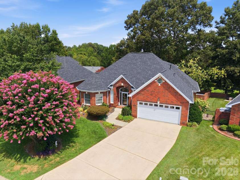 1511 Elkhart Circle, Gastonia, NC 28054.  MLS# CAR4413408, YatesRealty ID 53724. 