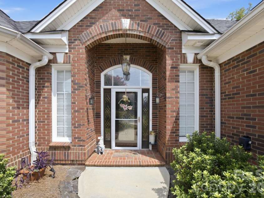 1511 Elkhart Circle, Gastonia, NC 28054.  MLS# CAR4413408, YatesRealty ID 53724. 