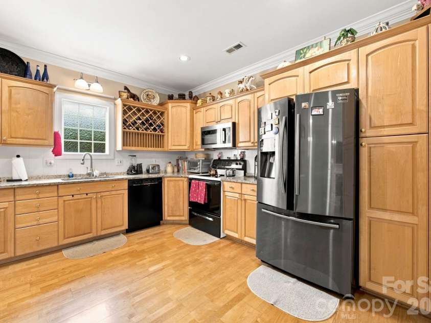 1511 Elkhart Circle, Gastonia, NC 28054.  MLS# CAR4413408, YatesRealty ID 53724. 
