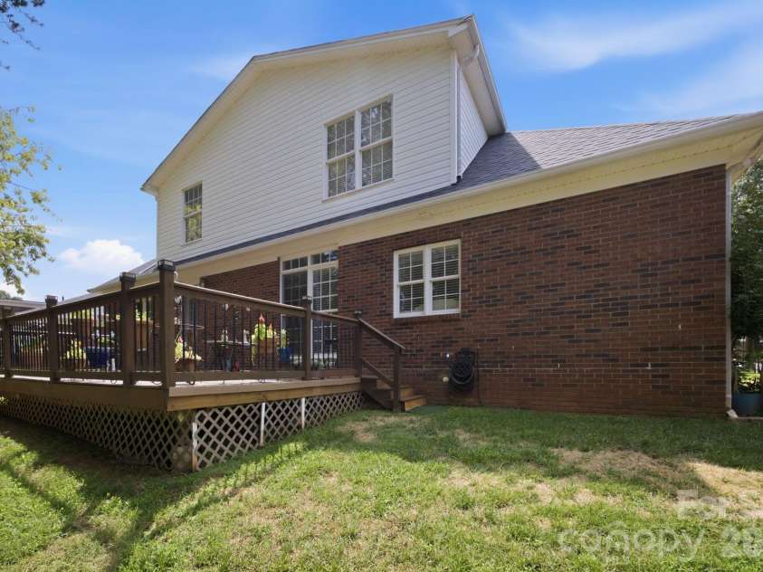 1511 Elkhart Circle, Gastonia, NC 28054.  MLS# CAR4413408, YatesRealty ID 53724. Fenced backyard