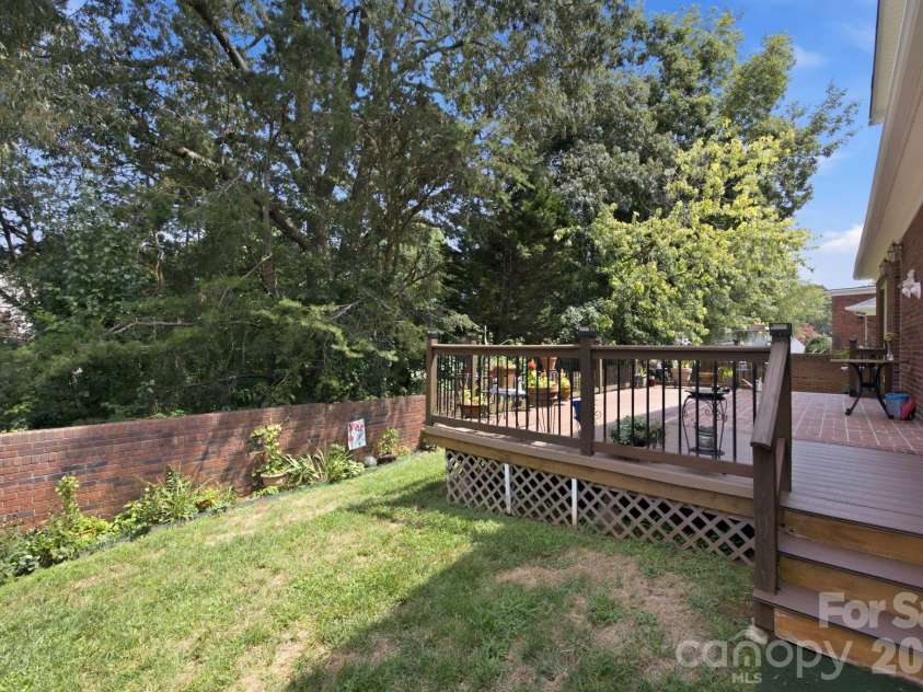 1511 Elkhart Circle, Gastonia, NC 28054.  MLS# CAR4413408, YatesRealty ID 53724. Fenced backyard