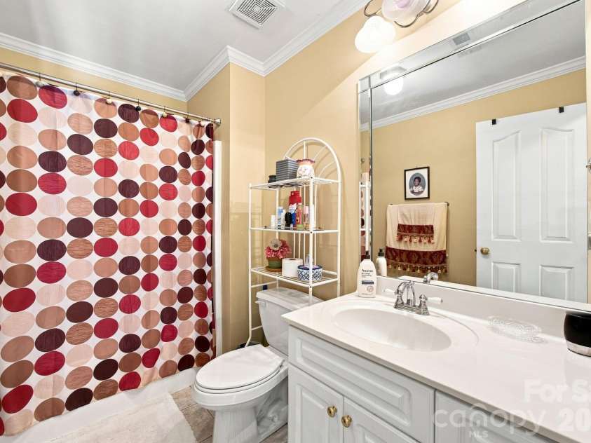1511 Elkhart Circle, Gastonia, NC 28054.  MLS# CAR4413408, YatesRealty ID 53724. Full bath upper level