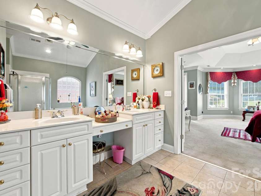 1511 Elkhart Circle, Gastonia, NC 28054.  MLS# CAR4413408, YatesRealty ID 53724. Primary bath