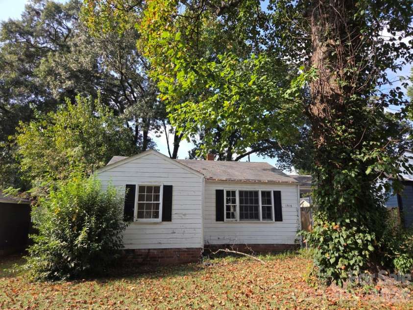 1516 Herrin Avenue, Charlotte, NC 28205.  MLS# CAR4429011, YatesRealty ID 53725. 