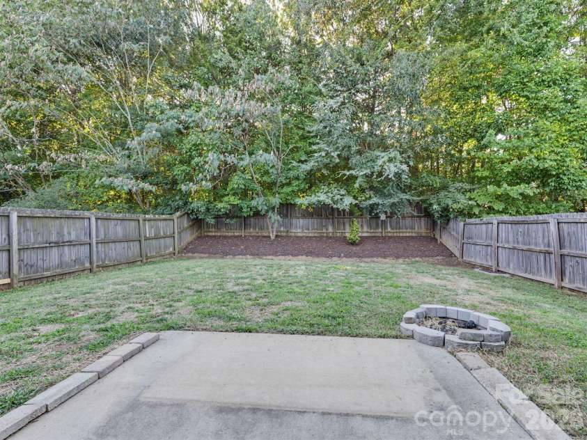 5724 Henderson Oaks Drive, Charlotte, NC 28269.  MLS# CAR4429797, YatesRealty ID 53737. 