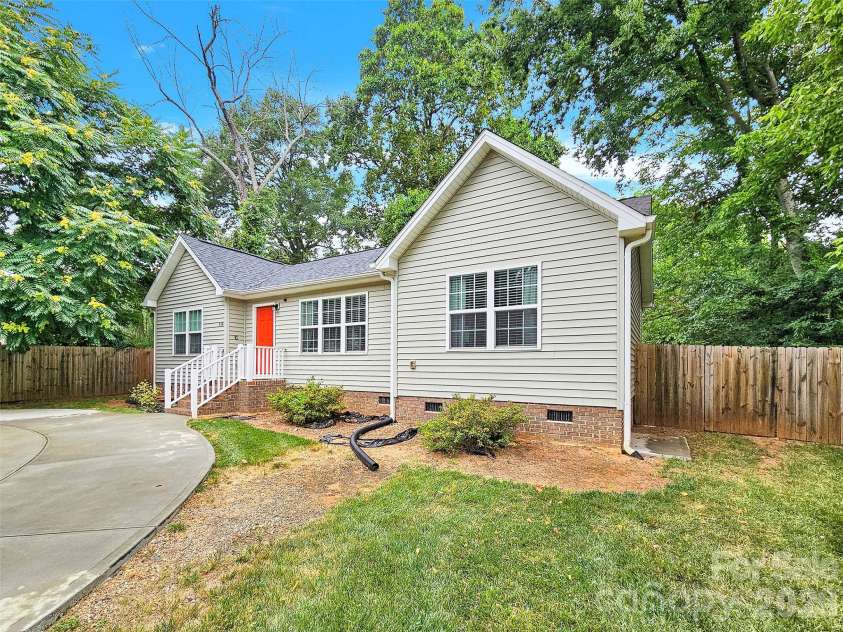 919 Edgemont Avenue, Belmont, NC 28012.  MLS# CAR4429900, YatesRealty ID 53740. 