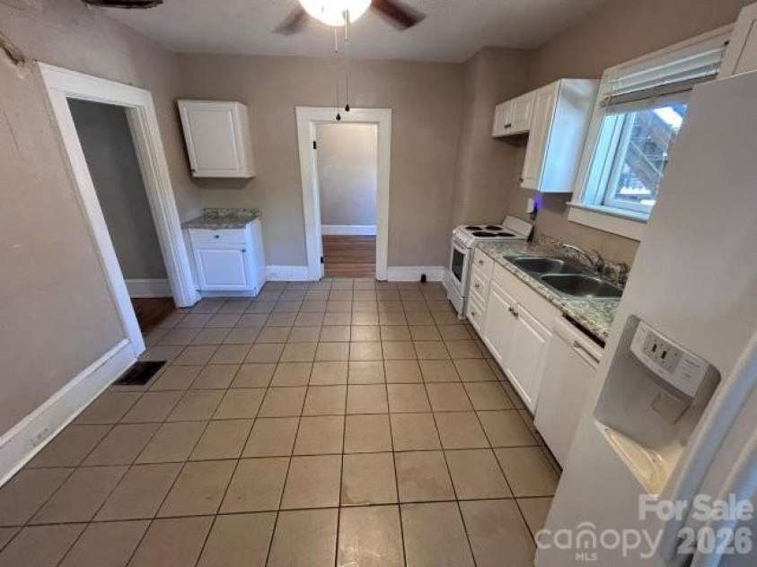 439 2nd Avenue, Hickory, NC 28602.  MLS# CAR4429904, YatesRealty ID 53744. 