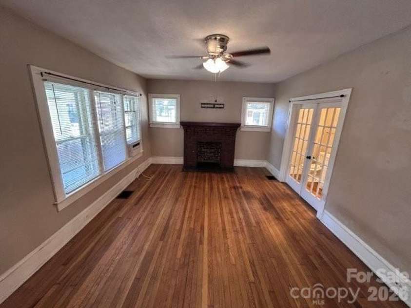 439 2nd Avenue, Hickory, NC 28602.  MLS# CAR4429904, YatesRealty ID 53744. 