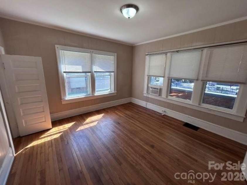 439 2nd Avenue, Hickory, NC 28602.  MLS# CAR4429904, YatesRealty ID 53744. 