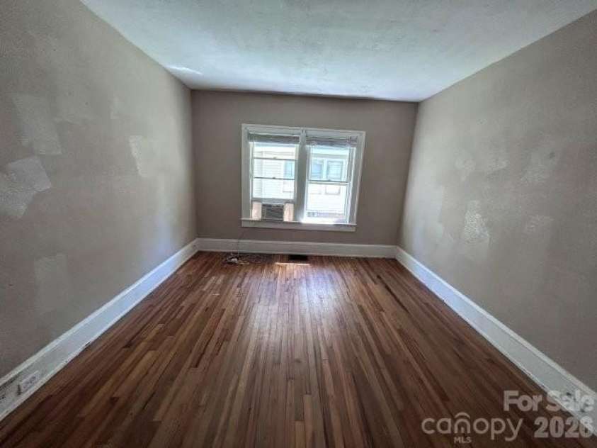 439 2nd Avenue, Hickory, NC 28602.  MLS# CAR4429904, YatesRealty ID 53744. 