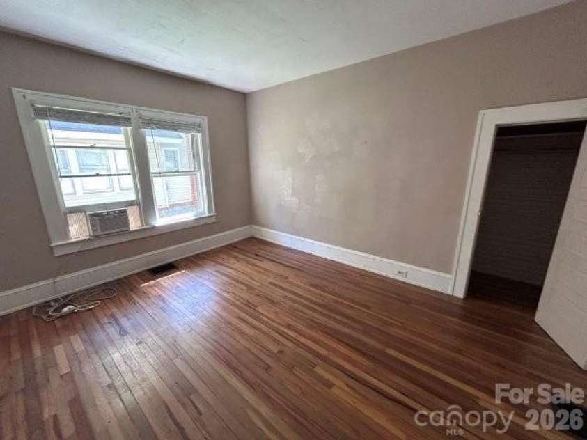 439 2nd Avenue, Hickory, NC 28602.  MLS# CAR4429904, YatesRealty ID 53744. 