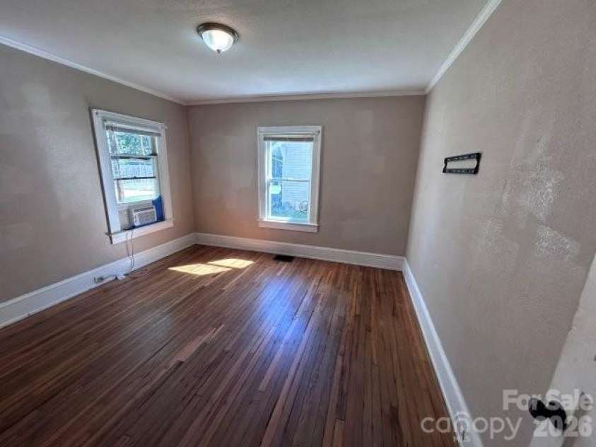 439 2nd Avenue, Hickory, NC 28602.  MLS# CAR4429904, YatesRealty ID 53744. 