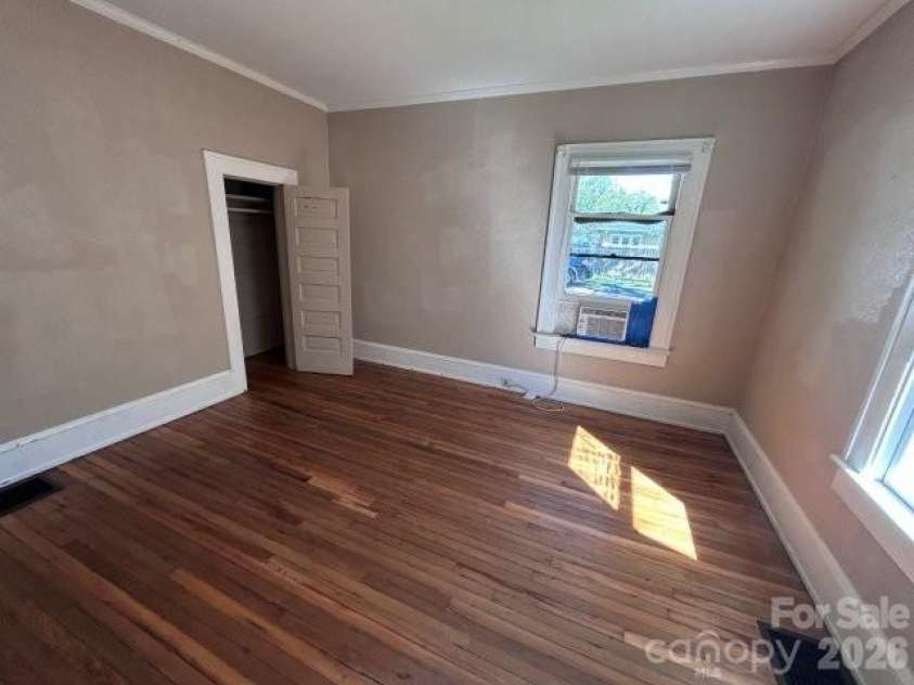 439 2nd Avenue, Hickory, NC 28602.  MLS# CAR4429904, YatesRealty ID 53744. 