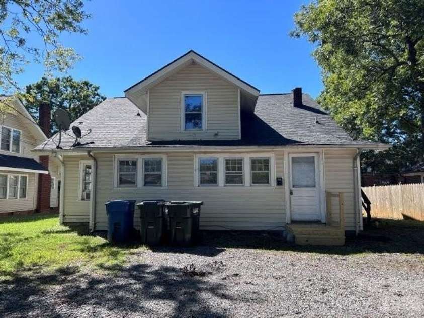 439 2nd Avenue, Hickory, NC 28602.  MLS# CAR4429904, YatesRealty ID 53744. 