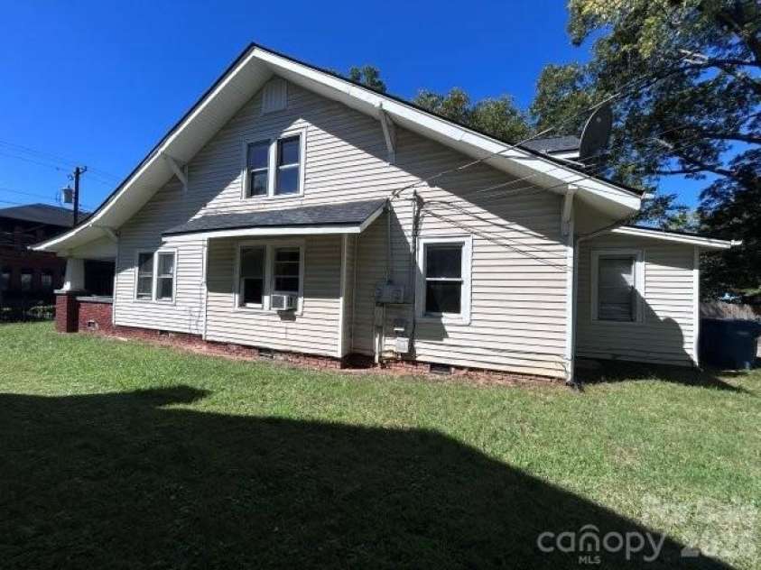 439 2nd Avenue, Hickory, NC 28602.  MLS# CAR4429904, YatesRealty ID 53744. 