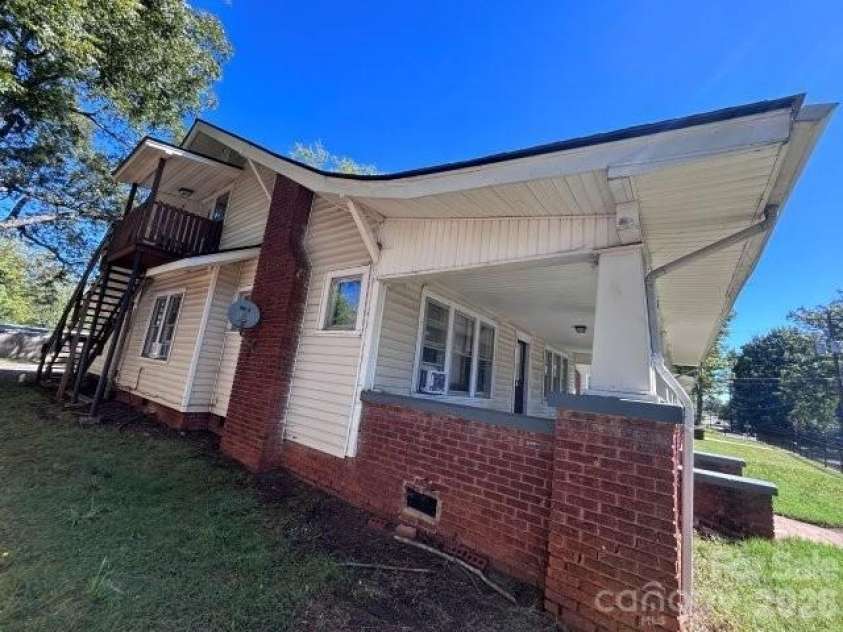 439 2nd Avenue, Hickory, NC 28602.  MLS# CAR4429904, YatesRealty ID 53744. 