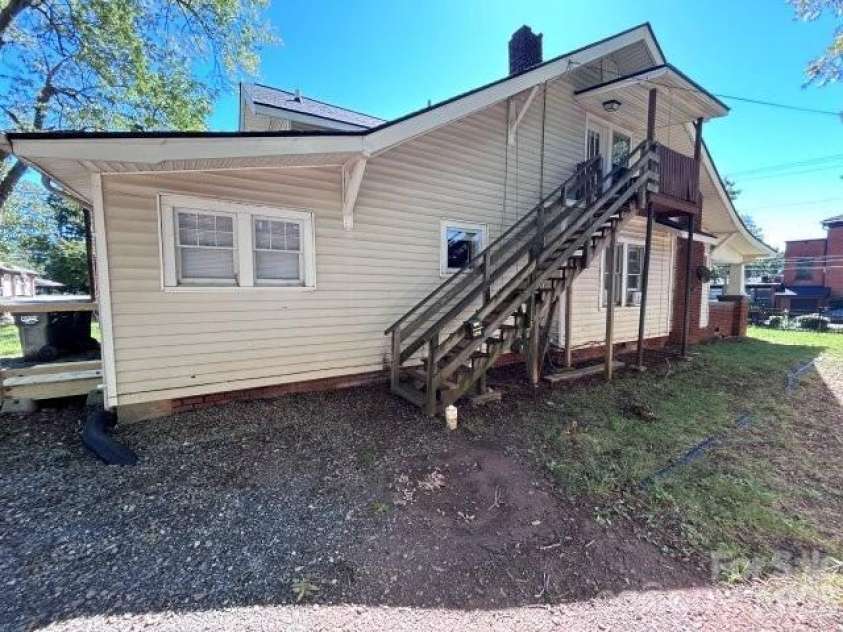 439 2nd Avenue, Hickory, NC 28602.  MLS# CAR4429904, YatesRealty ID 53744. 