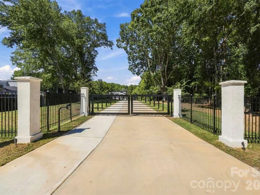 15650 Youngblood Road, Charlotte, NC 28278.  MLS# CAR4429465, YatesRealty ID 53745. 