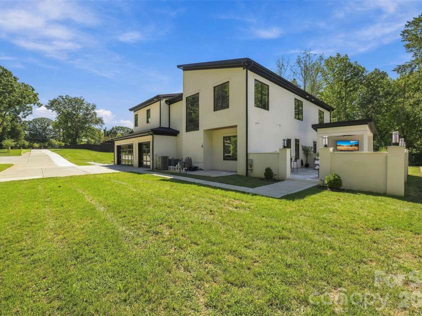 15650 Youngblood Road, Charlotte, NC 28278.  MLS# CAR4429465, YatesRealty ID 53745. 