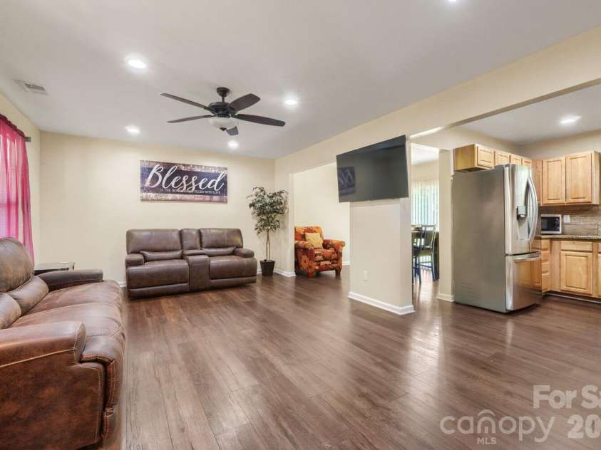 1605 Crandon Drive, Charlotte, NC 28216.  MLS# CAR4425019, YatesRealty ID 53746. 