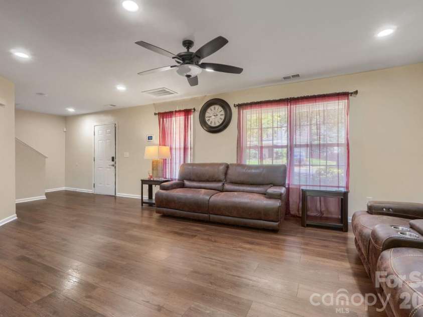 1605 Crandon Drive, Charlotte, NC 28216.  MLS# CAR4425019, YatesRealty ID 53746. 