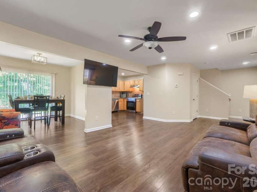1605 Crandon Drive, Charlotte, NC 28216.  MLS# CAR4425019, YatesRealty ID 53746. 