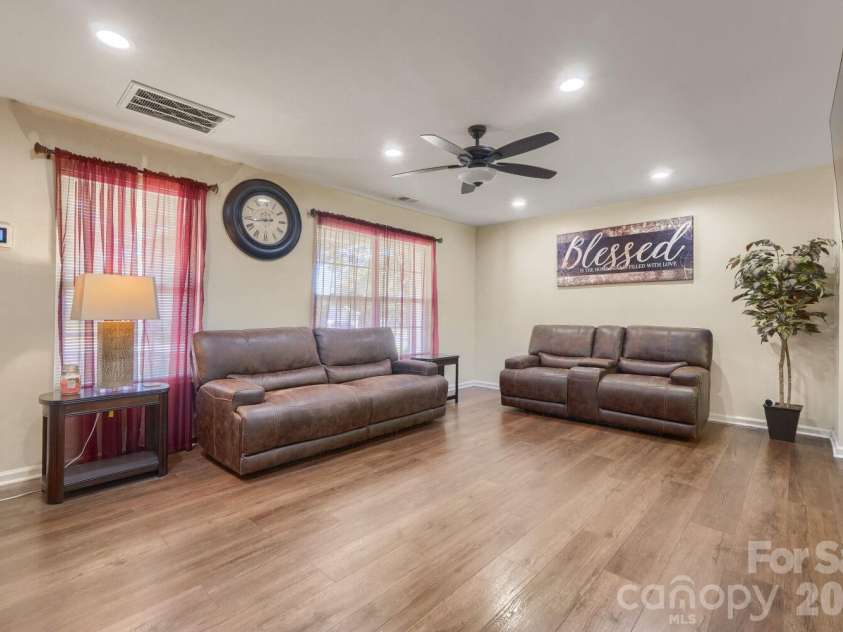 1605 Crandon Drive, Charlotte, NC 28216.  MLS# CAR4425019, YatesRealty ID 53746. 