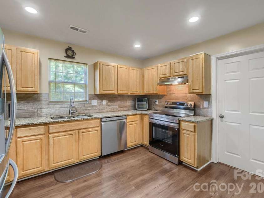1605 Crandon Drive, Charlotte, NC 28216.  MLS# CAR4425019, YatesRealty ID 53746. 