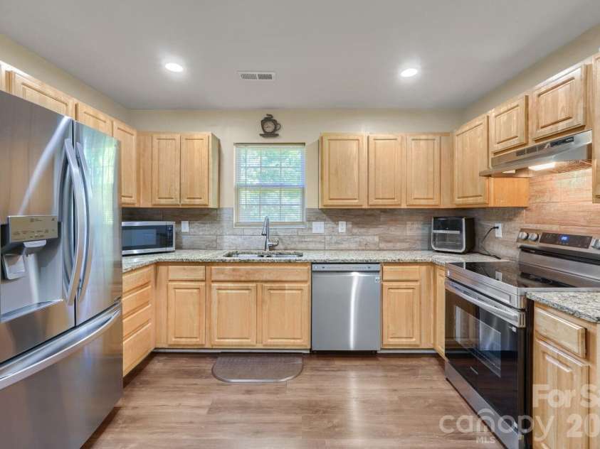 1605 Crandon Drive, Charlotte, NC 28216.  MLS# CAR4425019, YatesRealty ID 53746. 