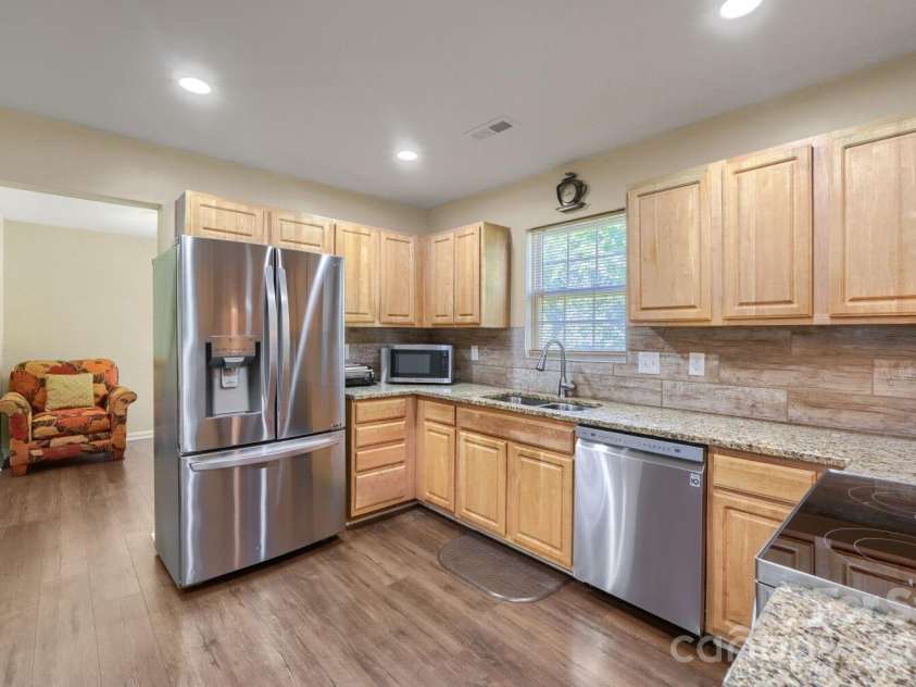 1605 Crandon Drive, Charlotte, NC 28216.  MLS# CAR4425019, YatesRealty ID 53746. 