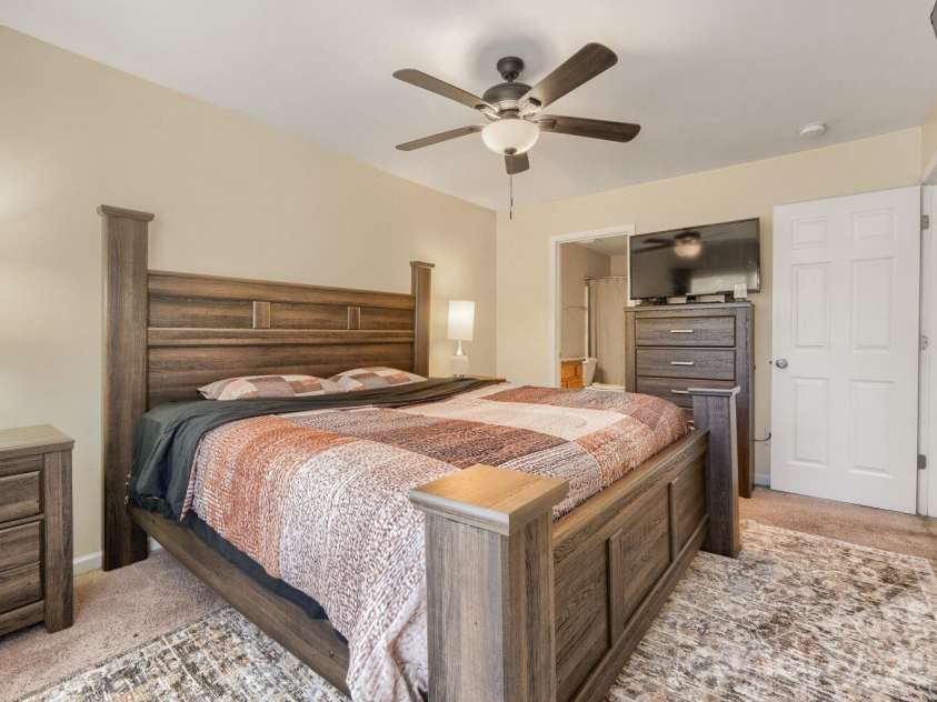 1605 Crandon Drive, Charlotte, NC 28216.  MLS# CAR4425019, YatesRealty ID 53746. 