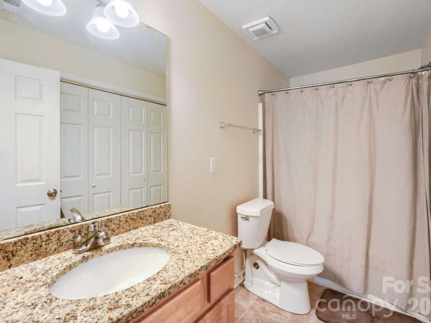 1605 Crandon Drive, Charlotte, NC 28216.  MLS# CAR4425019, YatesRealty ID 53746. 