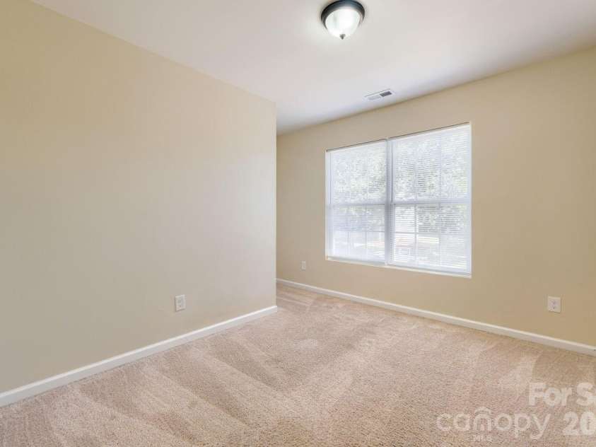 1605 Crandon Drive, Charlotte, NC 28216.  MLS# CAR4425019, YatesRealty ID 53746. 