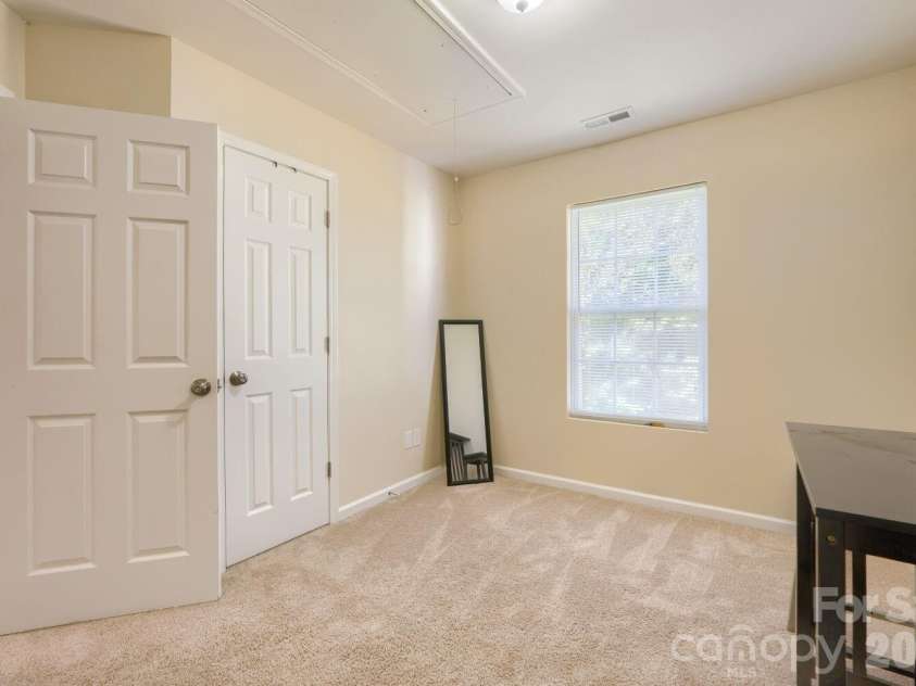 1605 Crandon Drive, Charlotte, NC 28216.  MLS# CAR4425019, YatesRealty ID 53746. 
