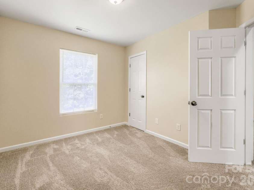 1605 Crandon Drive, Charlotte, NC 28216.  MLS# CAR4425019, YatesRealty ID 53746. 