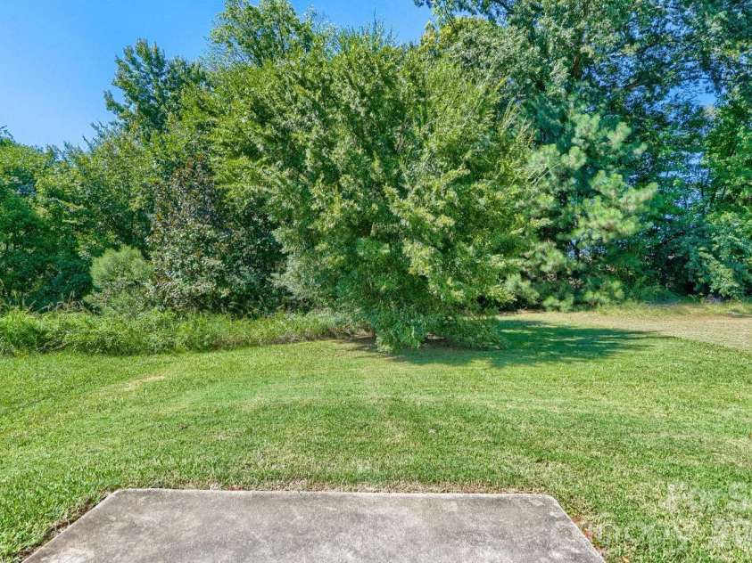 1605 Crandon Drive, Charlotte, NC 28216.  MLS# CAR4425019, YatesRealty ID 53746. 
