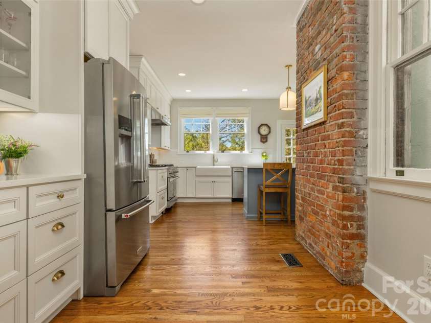 200 Kimberly Avenue, Asheville, NC 28804.  MLS# CAR4429013, YatesRealty ID 53751. 